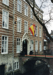 846325 Gezicht op Paushuize (Kromme Nieuwegracht 49) te Utrecht, met de spaanse vlag ter gelegenheid van het bezoek van ...